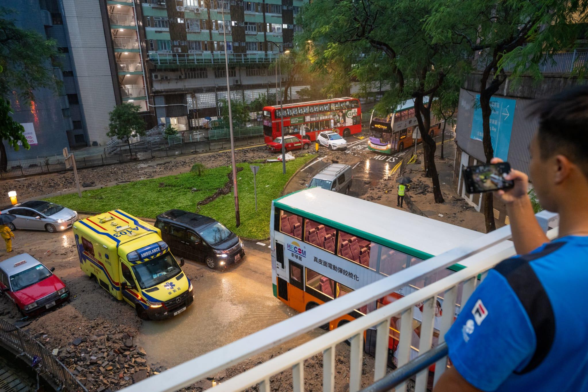 黑雨︱網民湧天文台fb批太遲發出 批緊急警示系統形同虛設