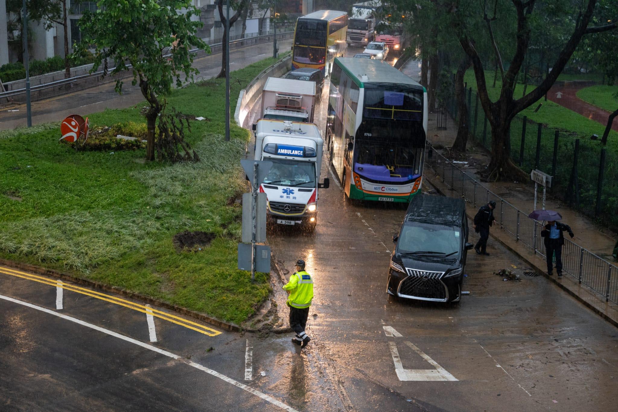 黑雨︱網民湧天文台fb批太遲發出 批緊急警示系統形同虛設