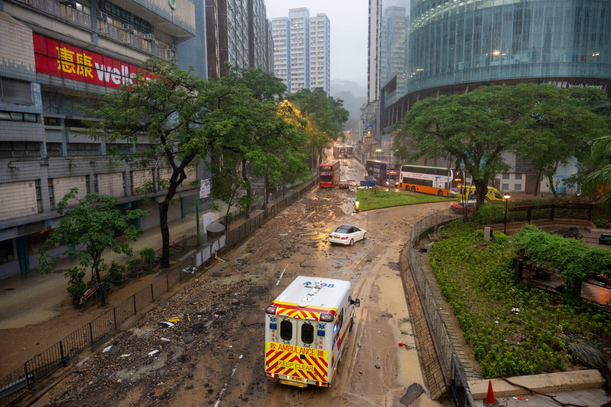 黑雨︱網民湧天文台fb批太遲發出 批緊急警示系統形同虛設