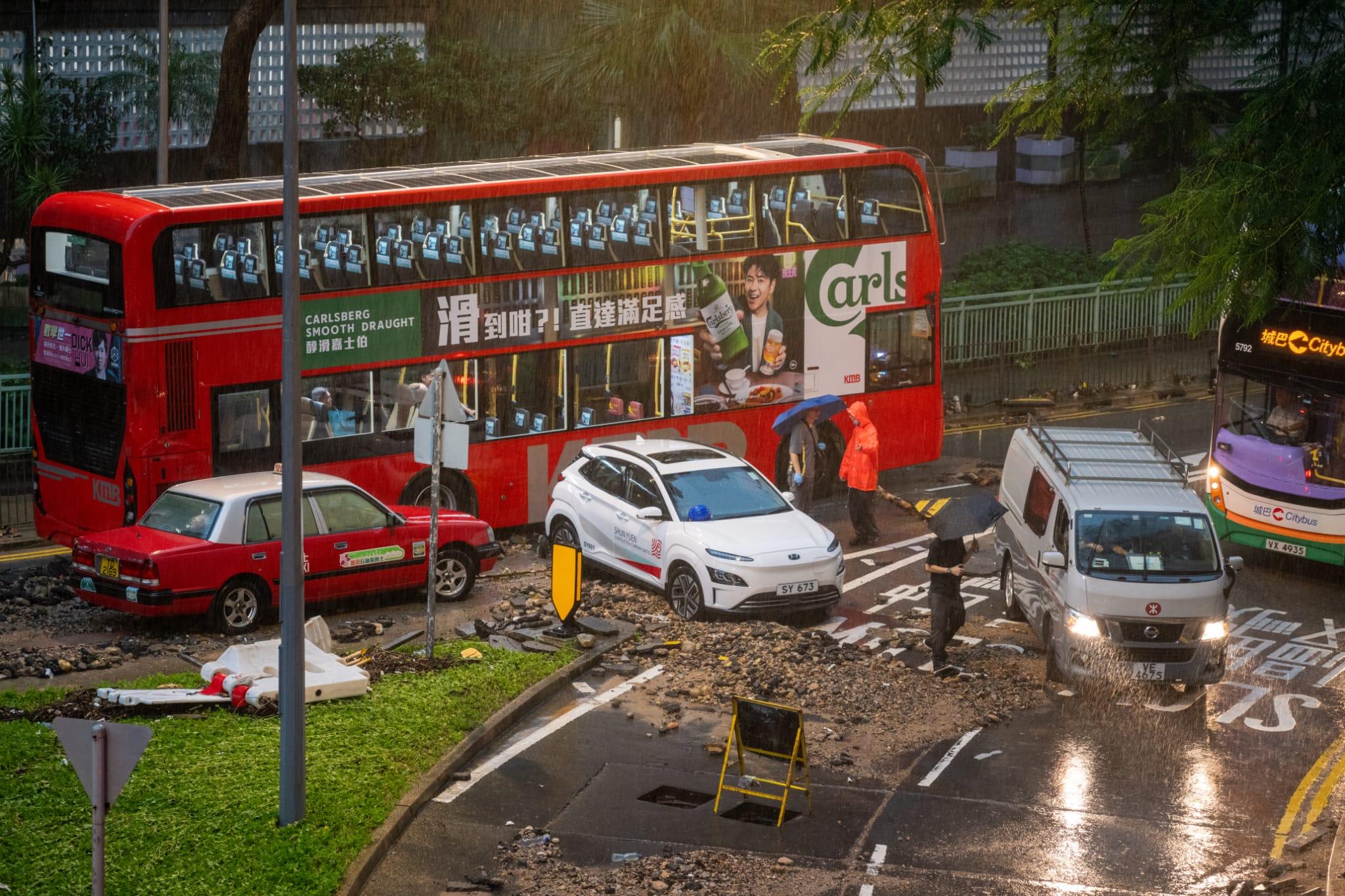 黑雨︱網民湧天文台fb批太遲發出 批緊急警示系統形同虛設