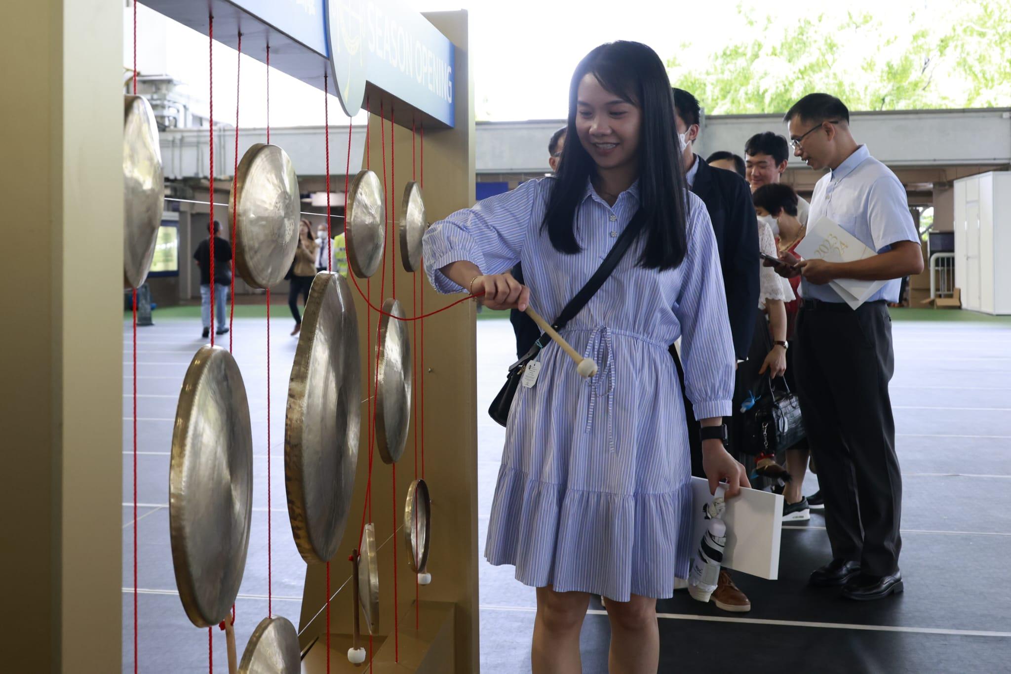 馬場內設置「開運銅鑼」。(林俊源攝)