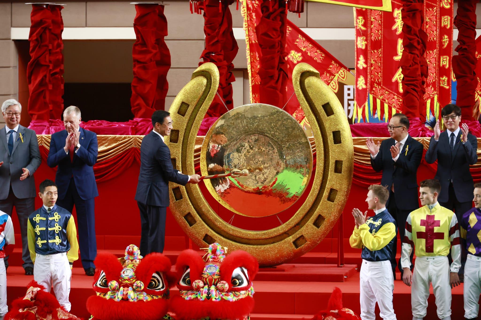 新馬季今開鑼 馬迷雨下觀賽 (林俊源攝)