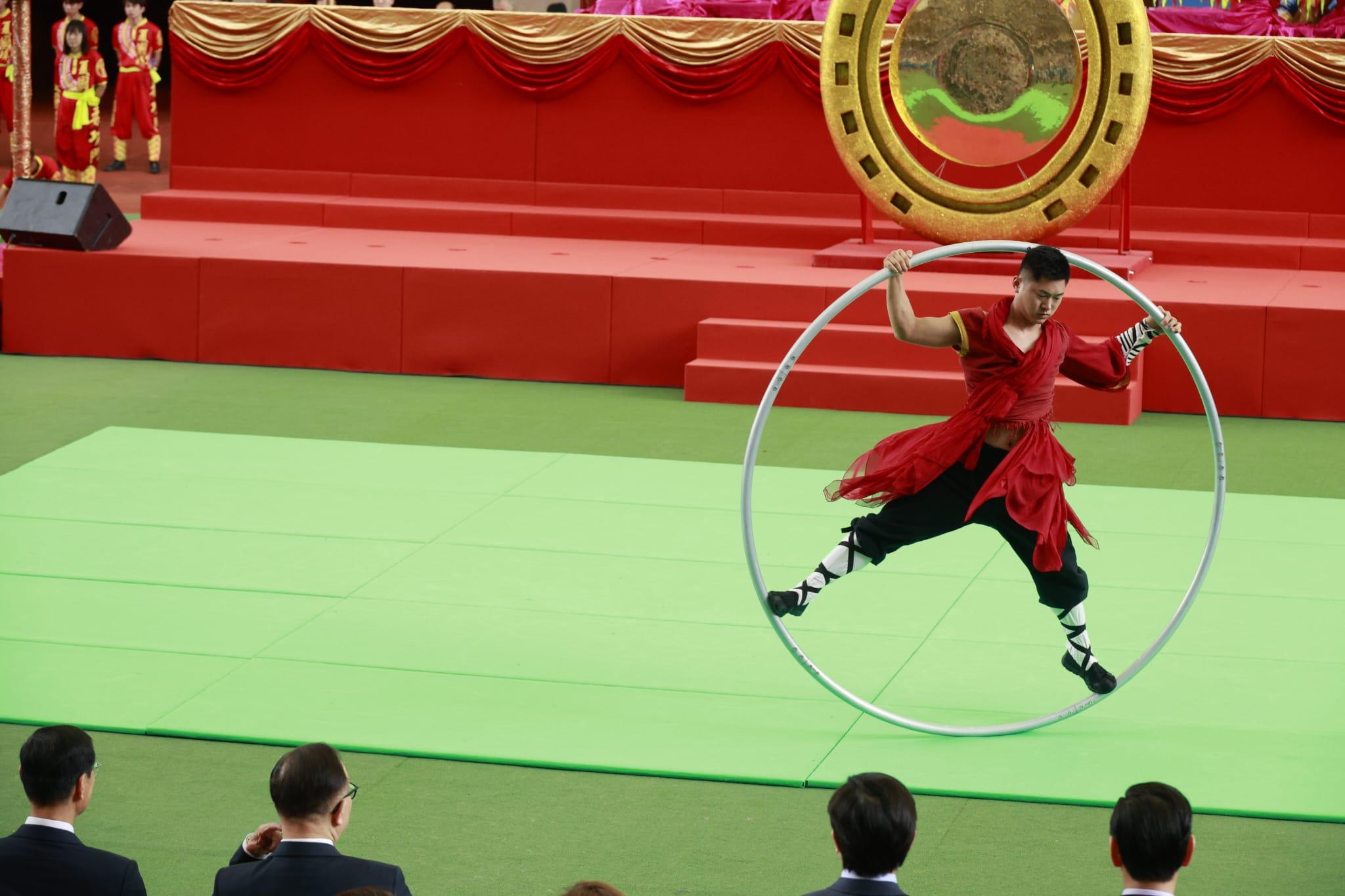 新馬季今開鑼 馬迷雨下觀賽 (林俊源攝)