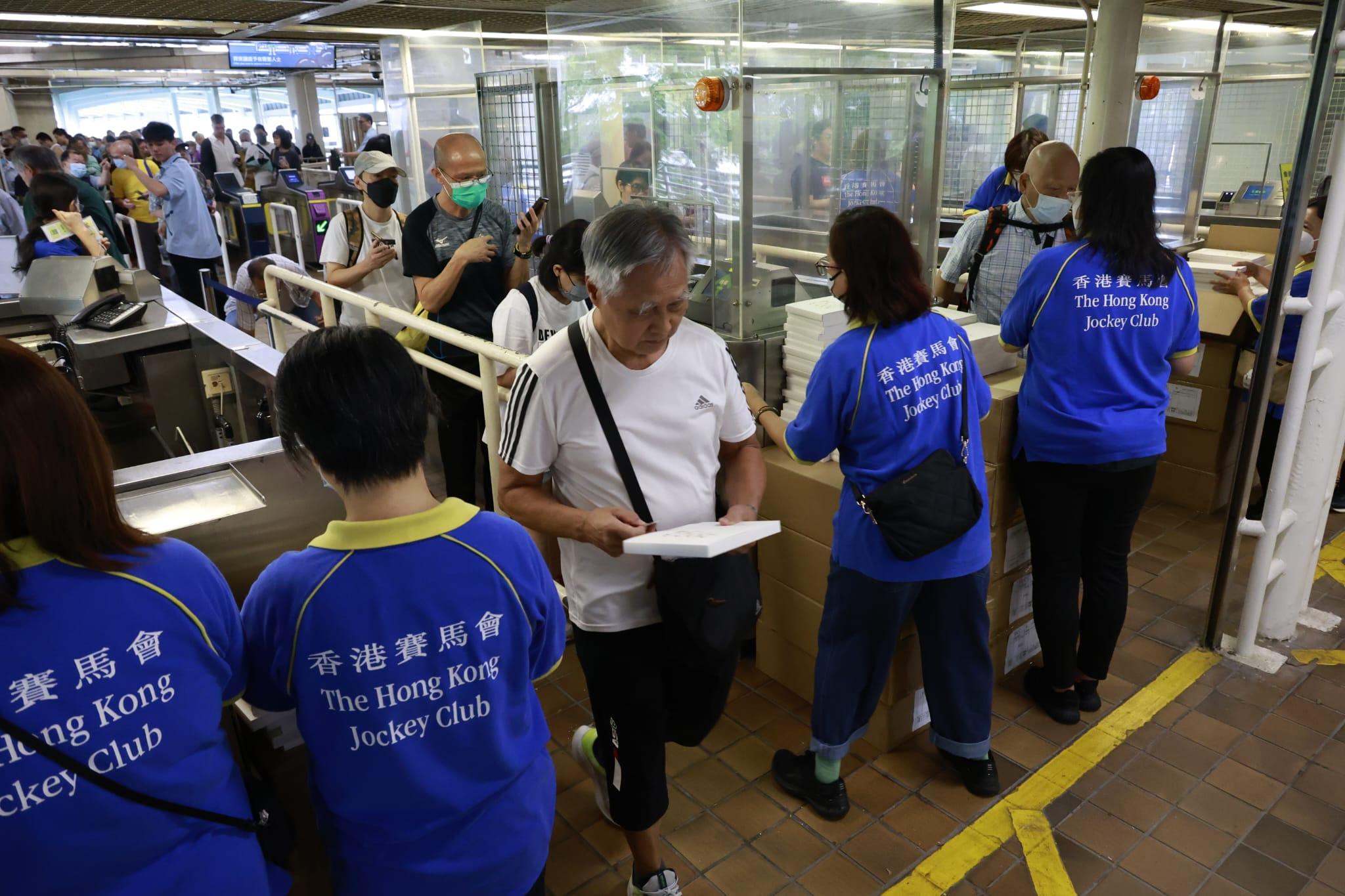 所有入場人士亦可獲贈新馬季賽事月曆一個。(林俊源攝)