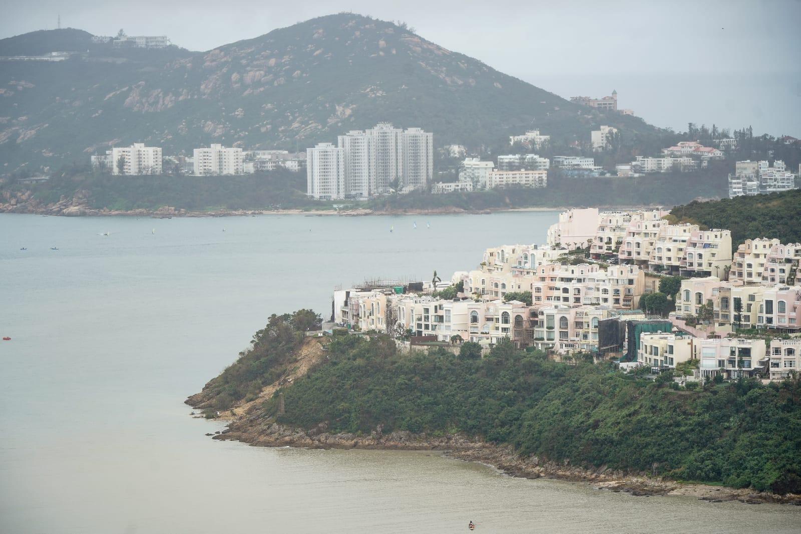 紅山半島大面積塌山泥致地基外露(李睿哲攝)