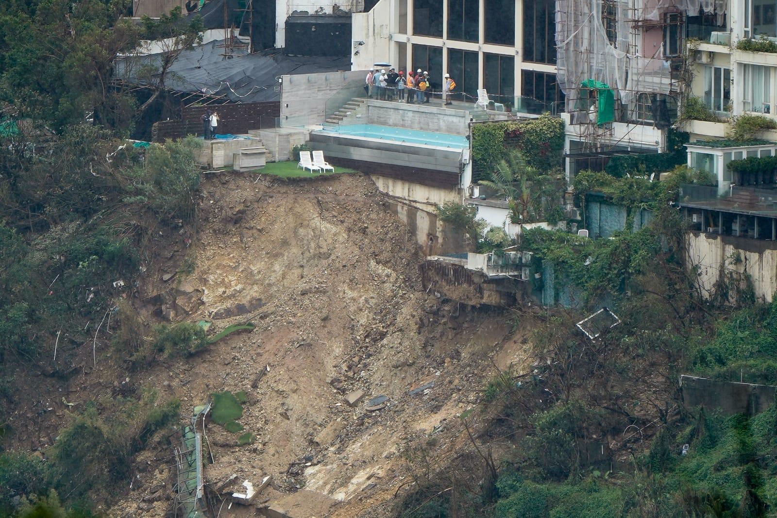 紅山半島大面積塌山泥致地基外露(李睿哲攝)