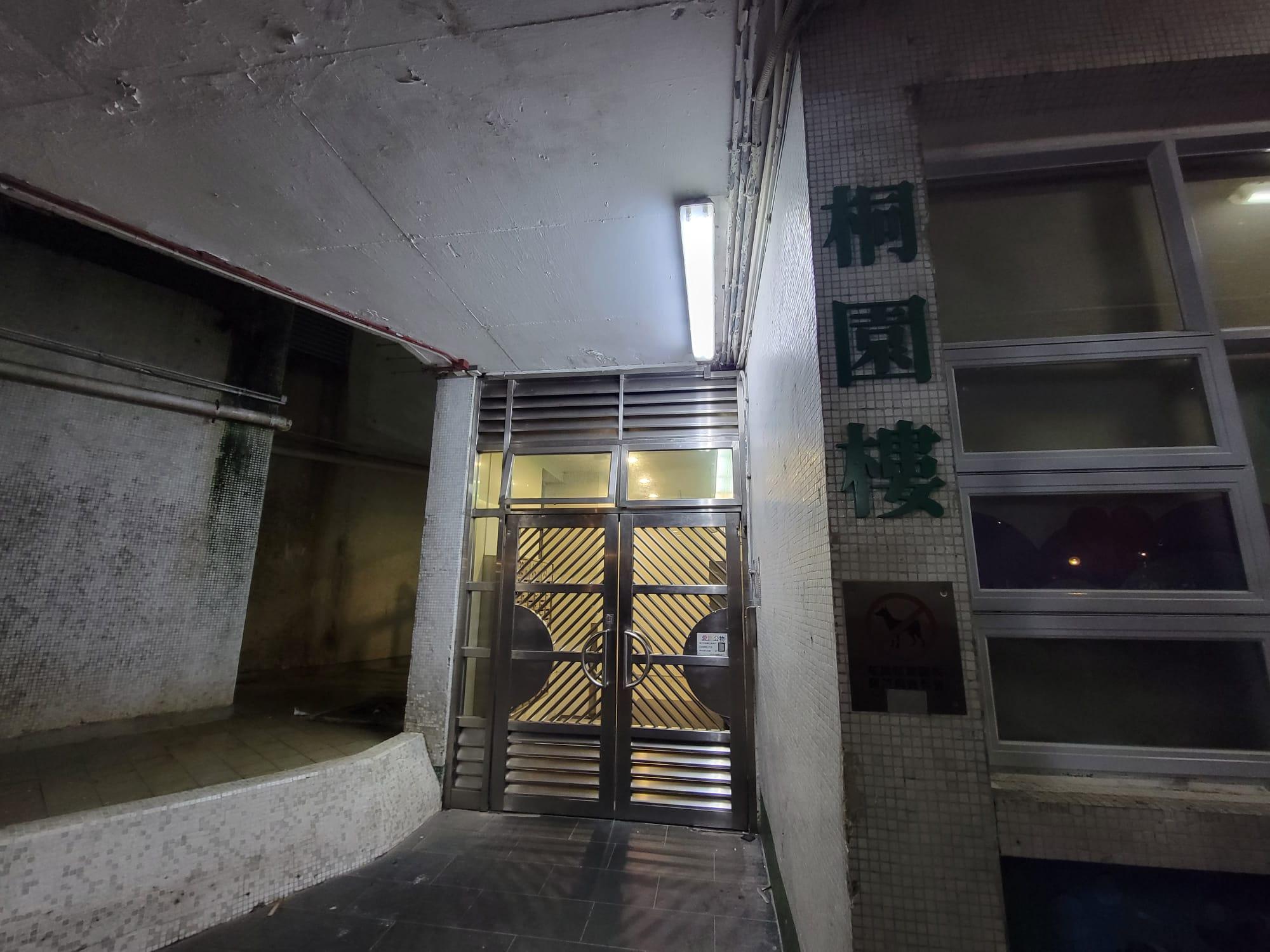 疑犯黑布蒙頭,被警員押返黃大仙竹園北邨桐園樓住所搜查。 (鍾式明攝)