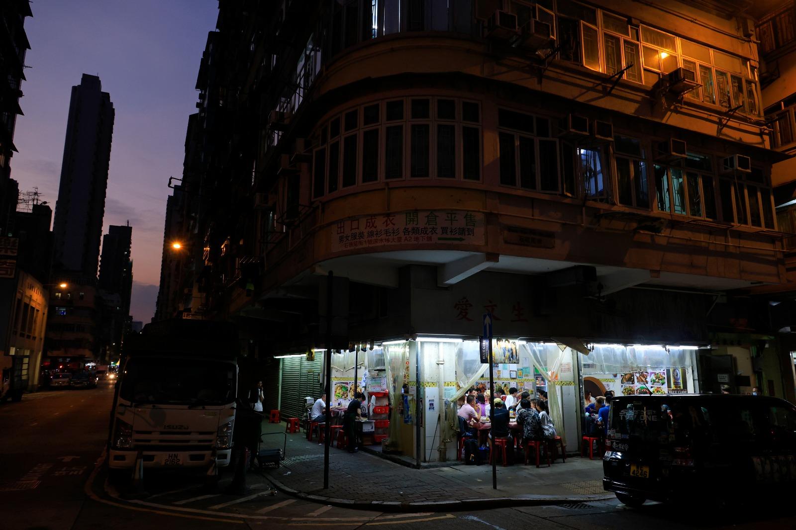 淩黑的石硤尾街道上的愛文生形成獨特的一道風景。(林俊源攝)