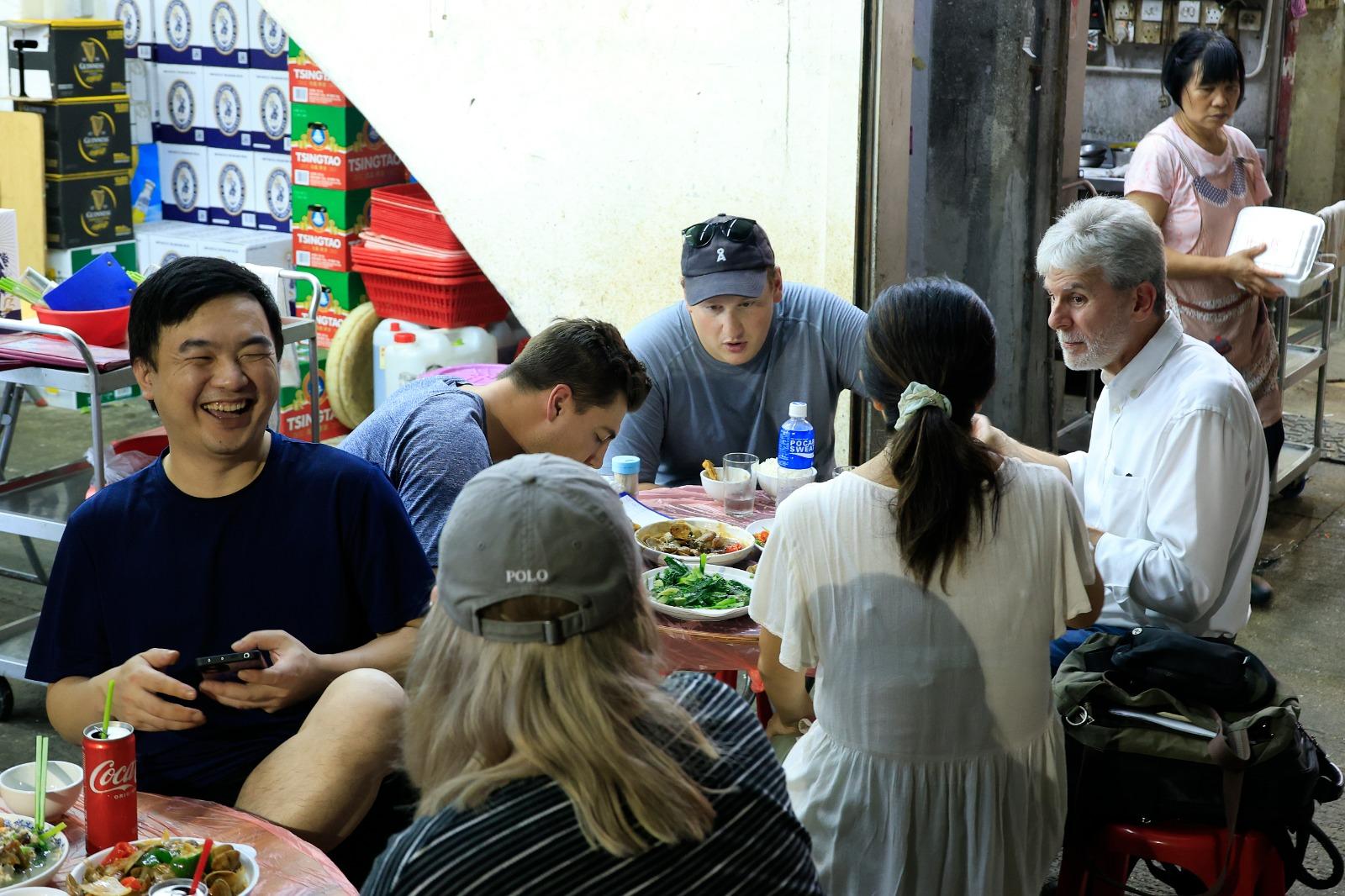 各國遊客都會慕名而來感受香港的地道風味。(林俊源攝)