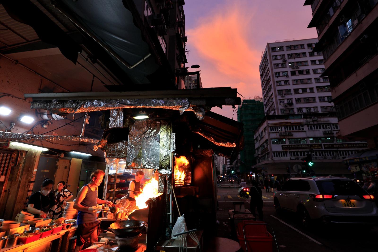 綠色牌檔的火紅風景,可能於不久的將來會成絕響。(林俊源攝)