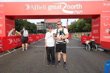 William Cooksey在朋友的協助下,完成了21公里的半馬拉松,成為有史以來最年長的半馬完賽者。