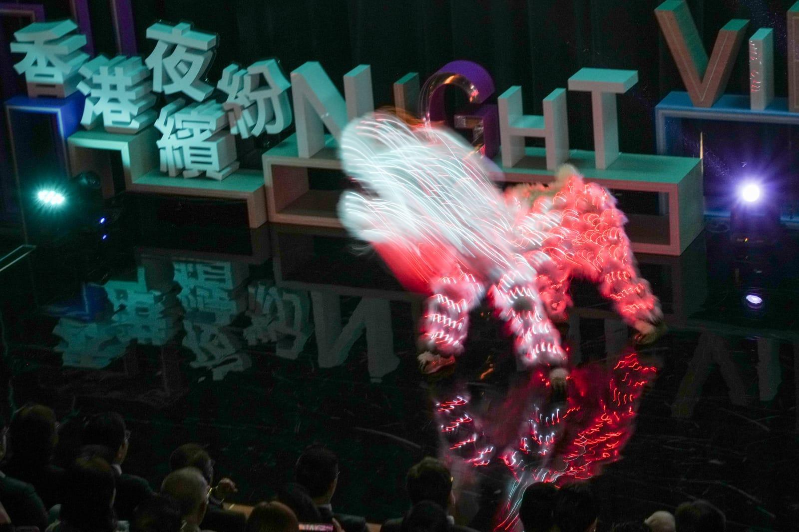 香港夜繽紛「白獅」表演 黃偉綸:是螢光獅子|Ray Online