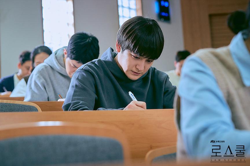 內地生覺得香港的DSE好簡單。圖片來源:JTBC《Law School》劇照)