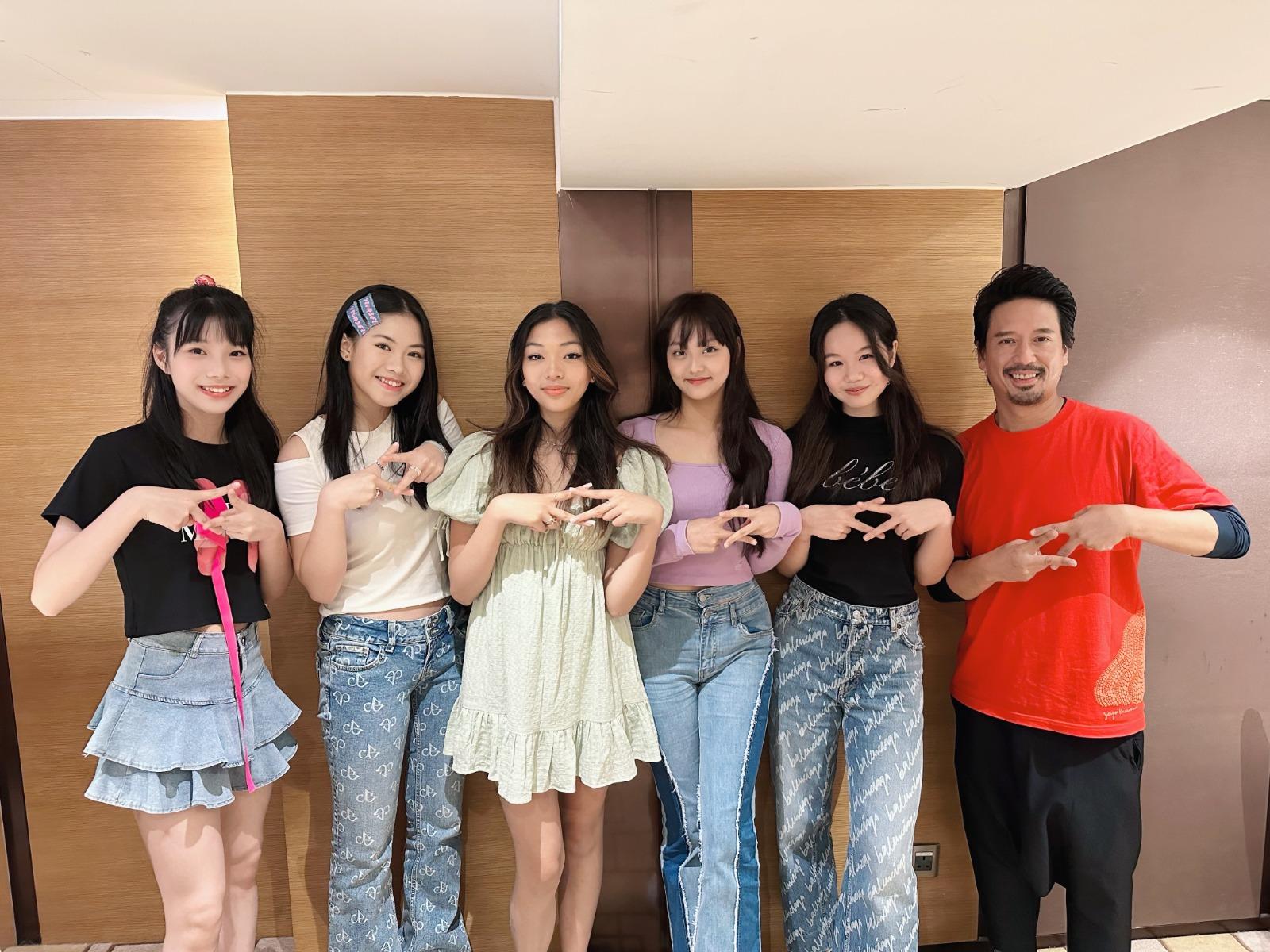 Eric Kwok擔當XiX的經理人、太太Grace葉佩雯擔當她們形象總監。