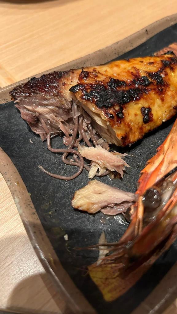 香港夫婦食燒魚驚見肚內超多蟲,埋單更要付$700元(圖片來源:Facebook@太古社區關注組專線)