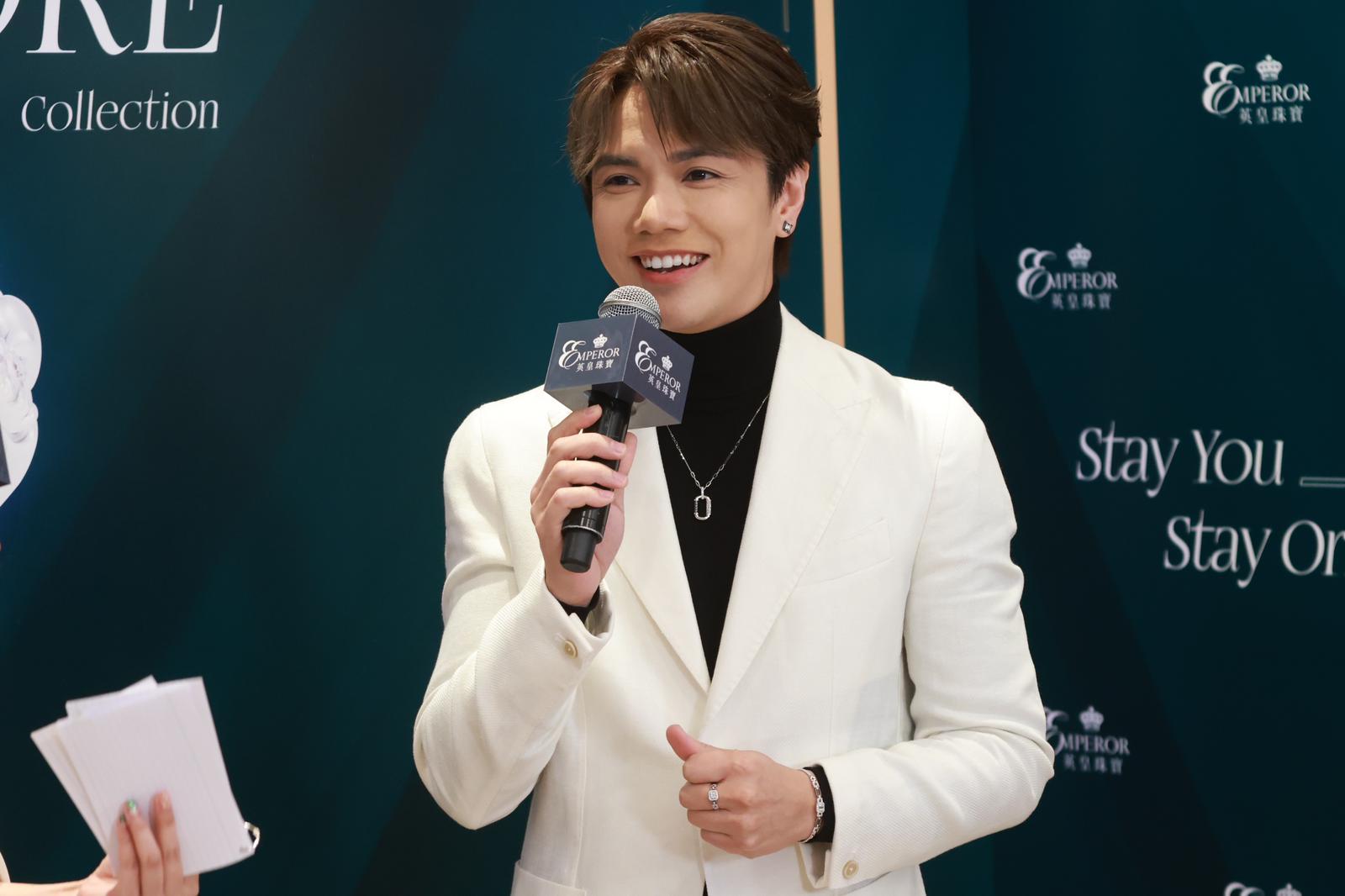 張敬軒與粉絲玩IG問答遊戲,笑言受網絡欺凌。