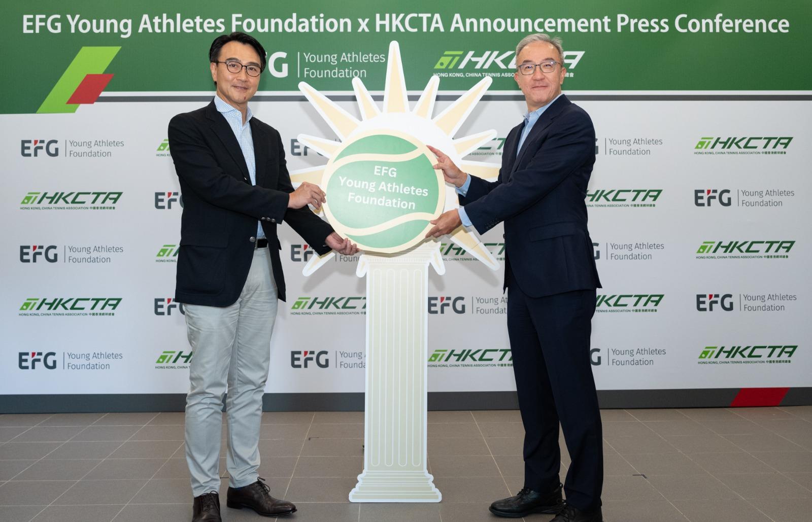 盈豐⻘少年運動員基⾦會主席趙善銓先⽣(左)及中國香港網球總會會長莫君逸 先⽣(右)攜⼿將代表香港球⼿的網球放上「太陽神像」