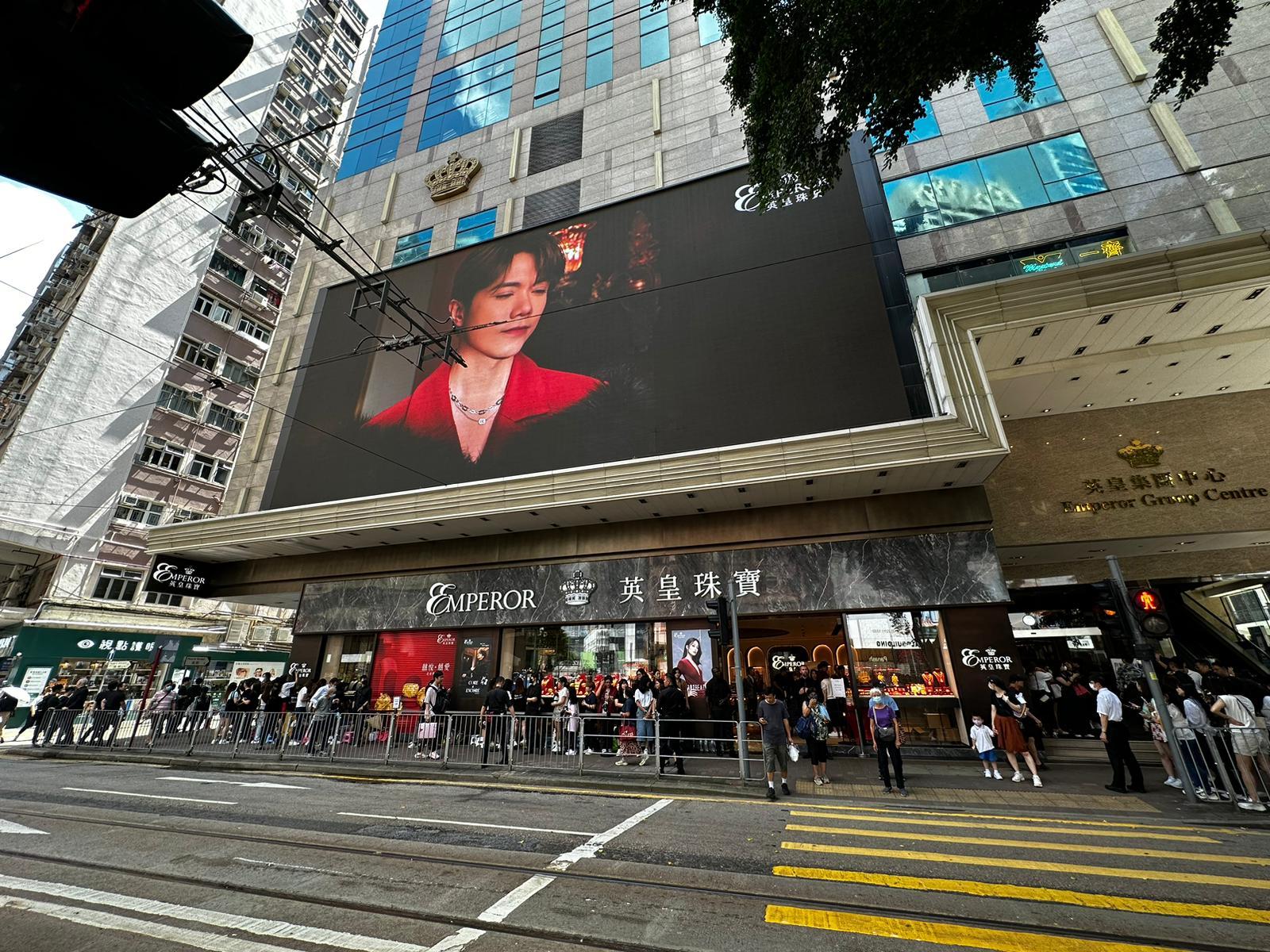 張敬軒出席公開活動,大批粉絲守候。