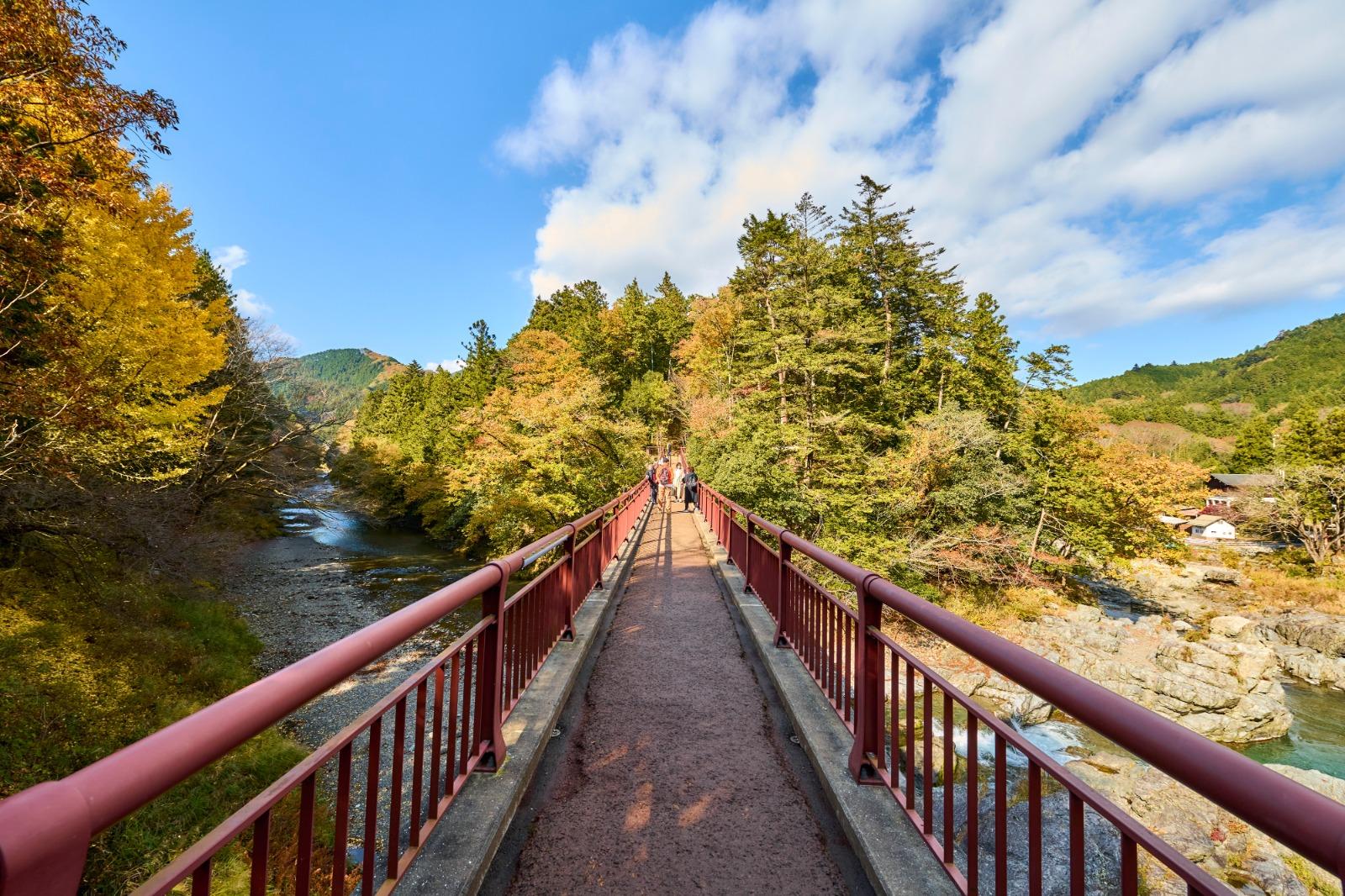 穿越石舟橋後就會抵達瀨音之湯,可以在泡個溫泉紓解疲勞。 (圖片來源:TCVB)