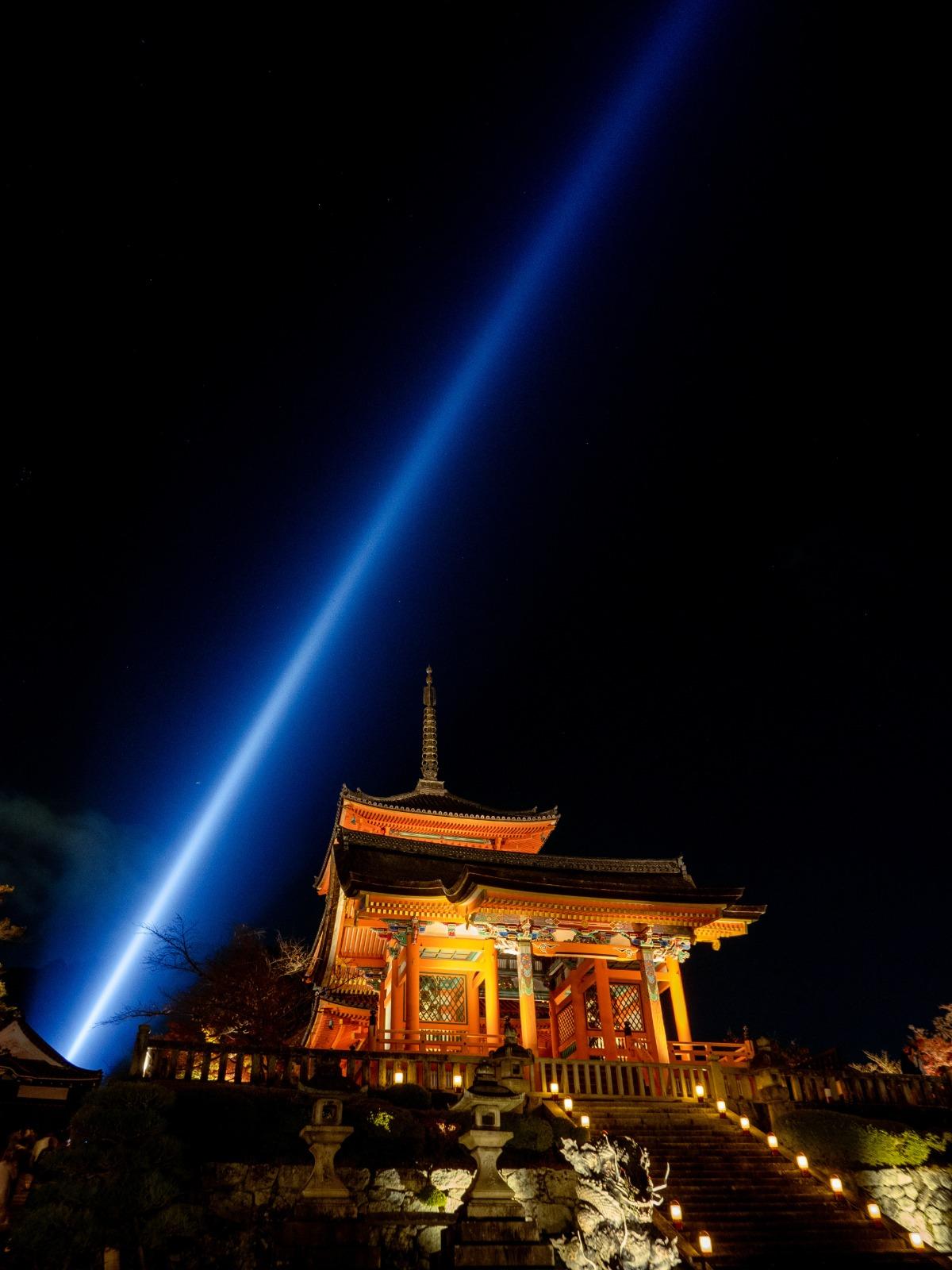 清水寺在春、夏及秋天特別開放夜間拜觀時間,清水寺仁王門旁可以看到代表觀世音菩薩慈悲之心的藍色燈光投射,照亮整個京都。(圖片來源:yanghong-yu@Unsplash)