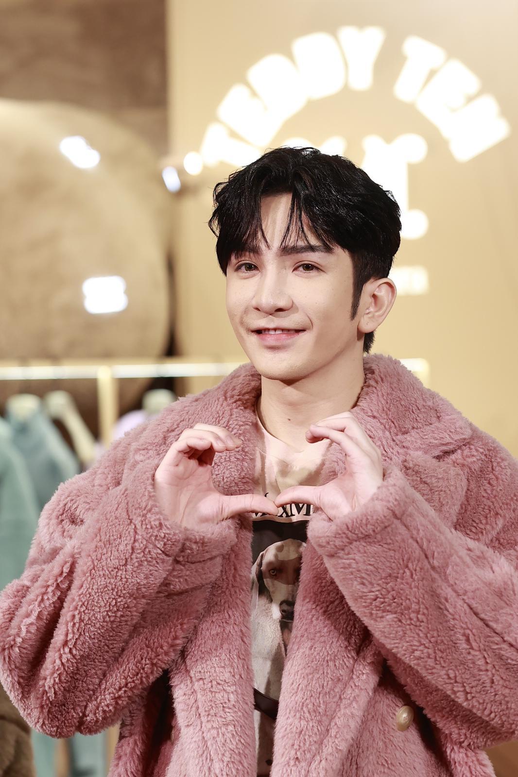 Anson Lo出席時尚品牌活動,大派心心。(Kristy攝)