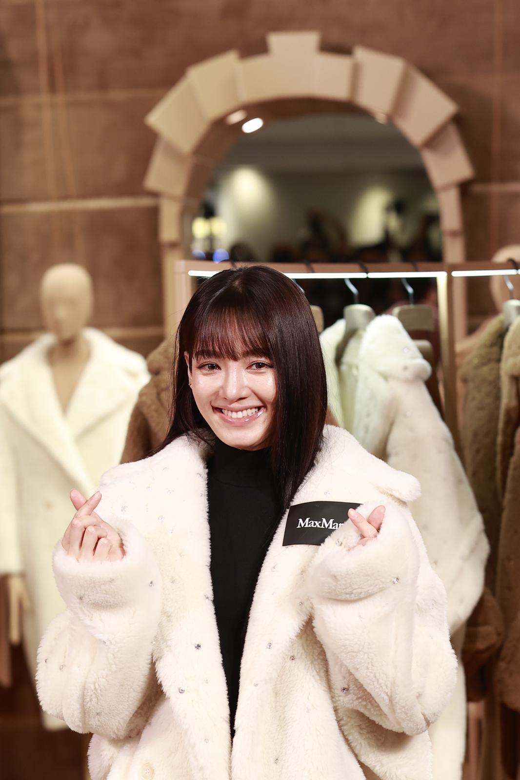 「少女時代」孝淵來港出席時尚品牌活動,狂派心心。(Kristy攝)