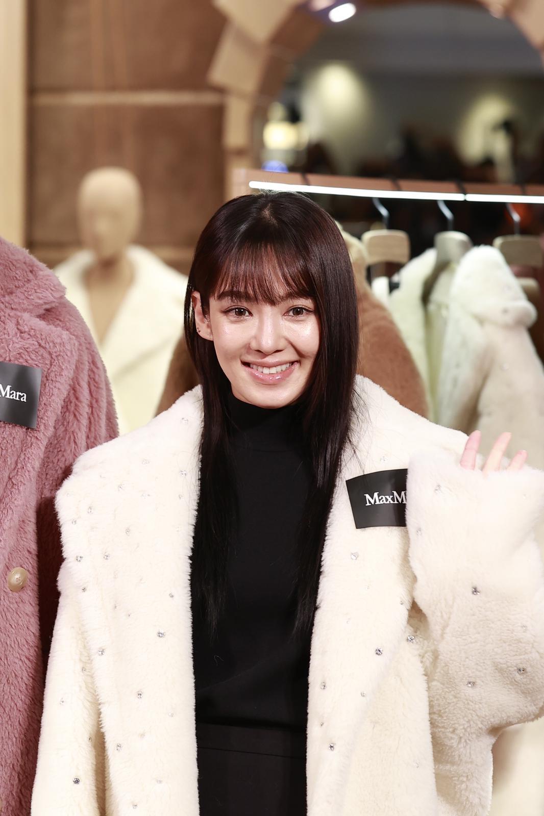 「少女時代」孝淵來港出席時尚品牌活動,以廣東話跟粉絲打招呼。。(Kristy攝)