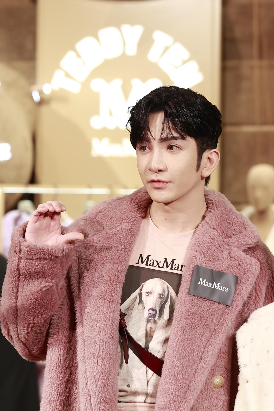 Anson Lo出席時尚品牌活動,大派心心。(Kristy攝)