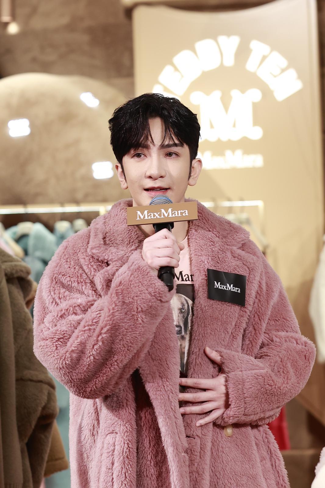 Anson Lo出席時尚品牌活動,大派心心。(Kristy攝)