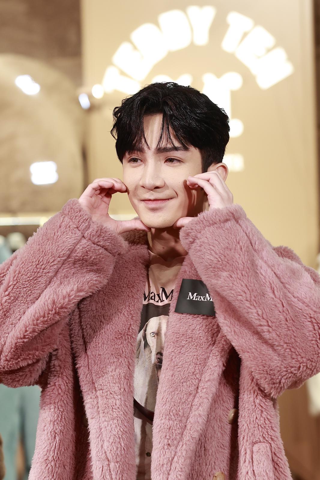 Anson Lo出席時尚品牌活動,大派心心。(Kristy攝)