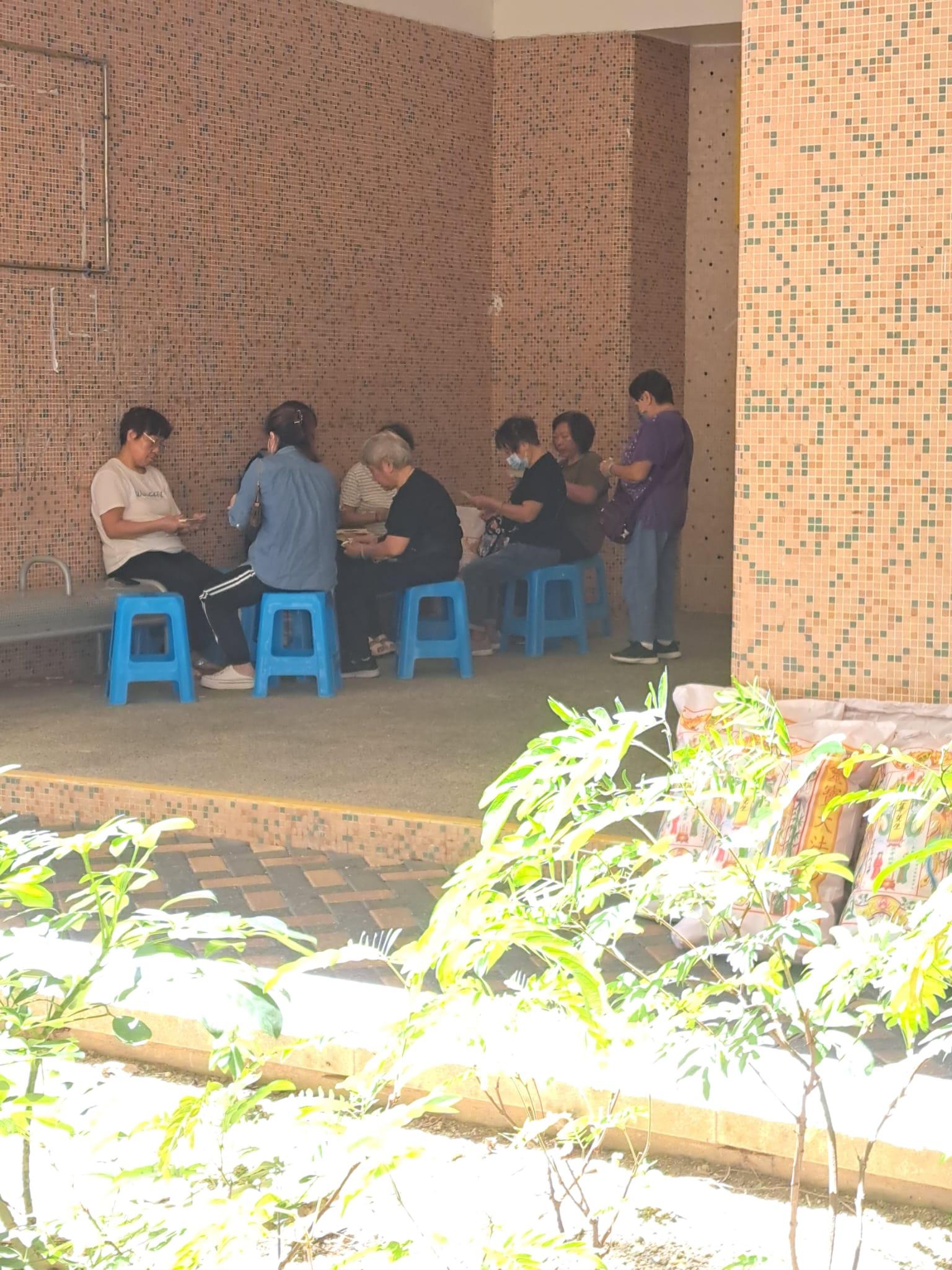 有義工幫忙摺金銀衣紙。