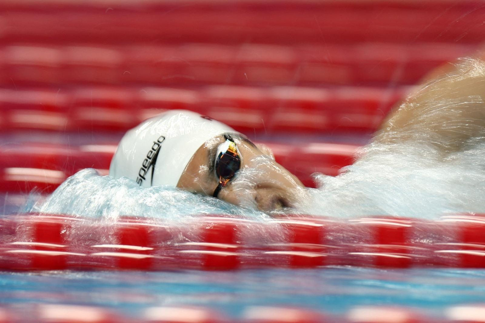 杭州亞運|費立緯1500米決賽衝刺時甩泳帽仍摘金,他被稱為孫楊接班人。(新華社)