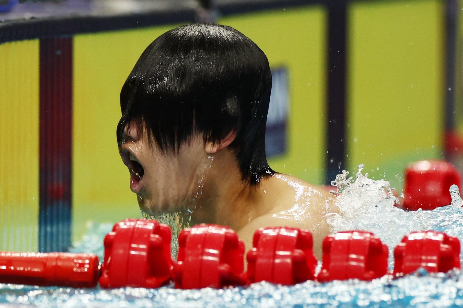 杭州亞運|費立緯1500米決賽衝刺時甩泳帽仍摘金,他被稱為孫楊接班人。(新華社)