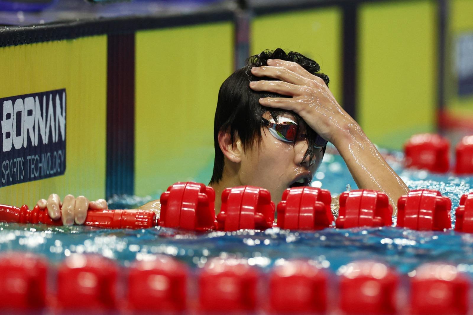 杭州亞運|費立緯1500米決賽衝刺時甩泳帽仍摘金,他被稱為孫楊接班人。(新華社)