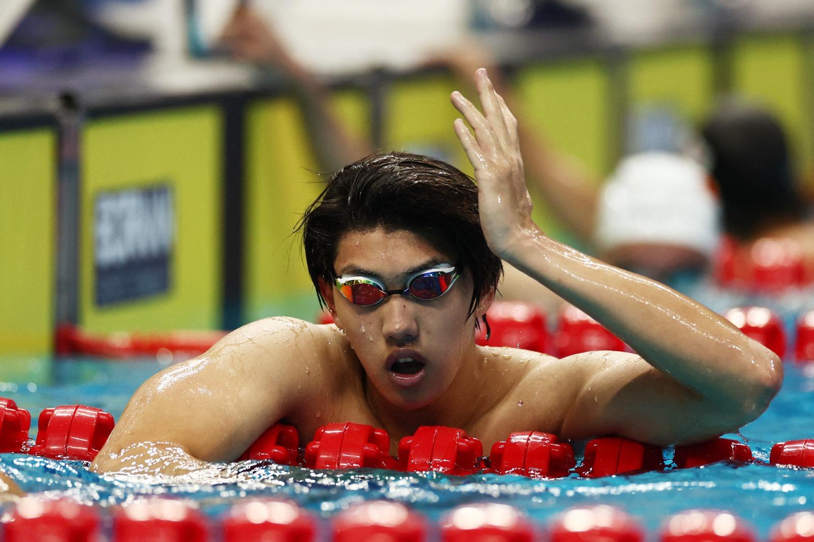 杭州亞運|費立緯1500米決賽衝刺時甩泳帽仍摘金,他被稱為孫楊接班人。(新華社)