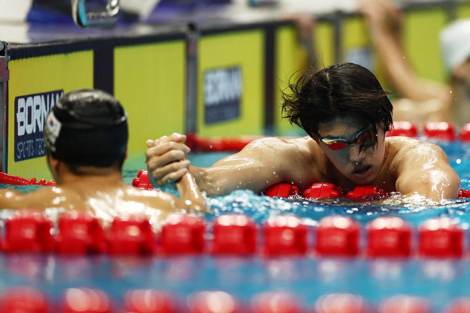 杭州亞運|費立緯1500米決賽衝刺時甩泳帽仍摘金,他被稱為孫楊接班人。(新華社)