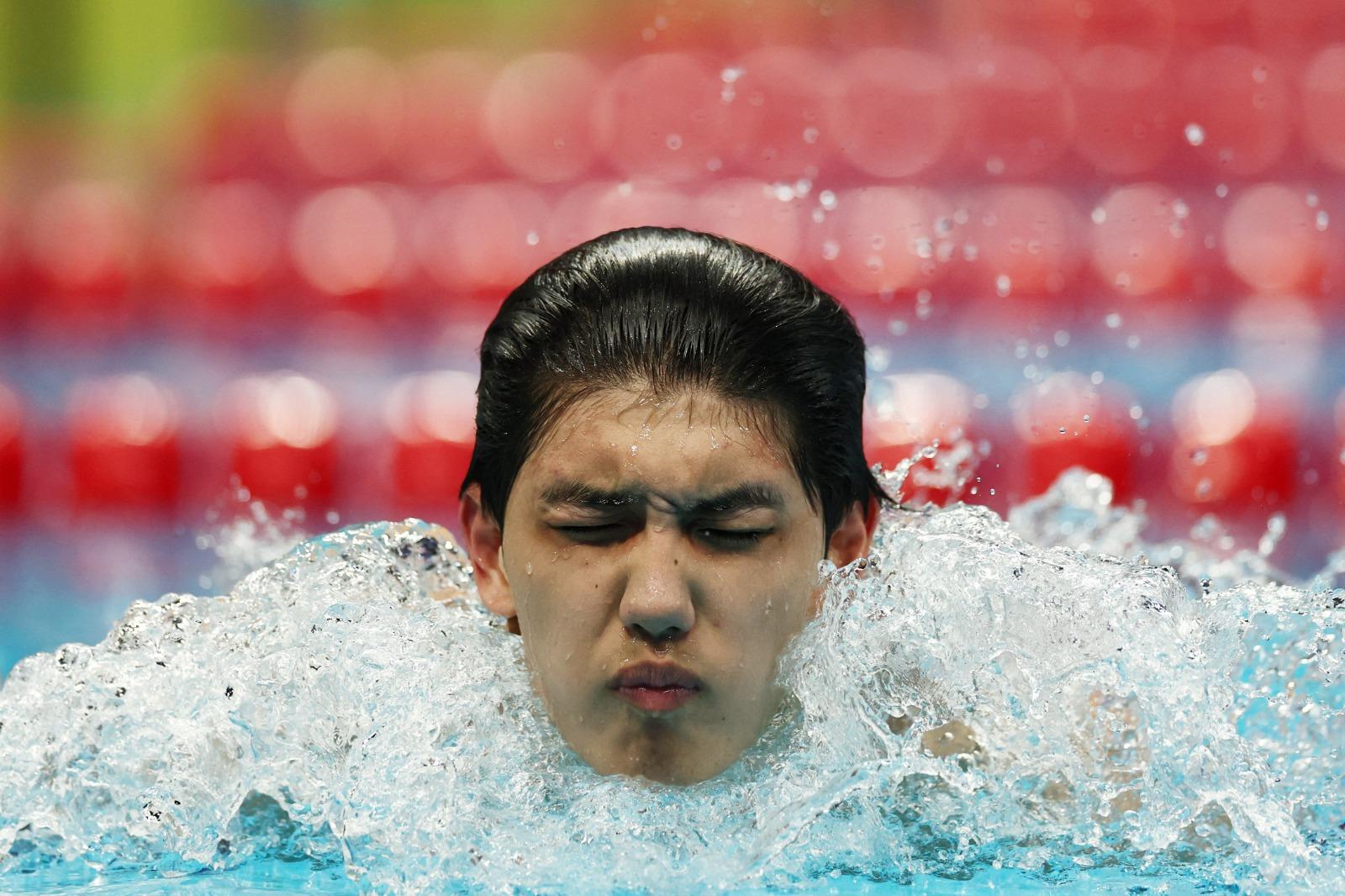 杭州亞運|費立緯1500米決賽衝刺時甩泳帽仍摘金,他被稱為孫楊接班人。(新華社)