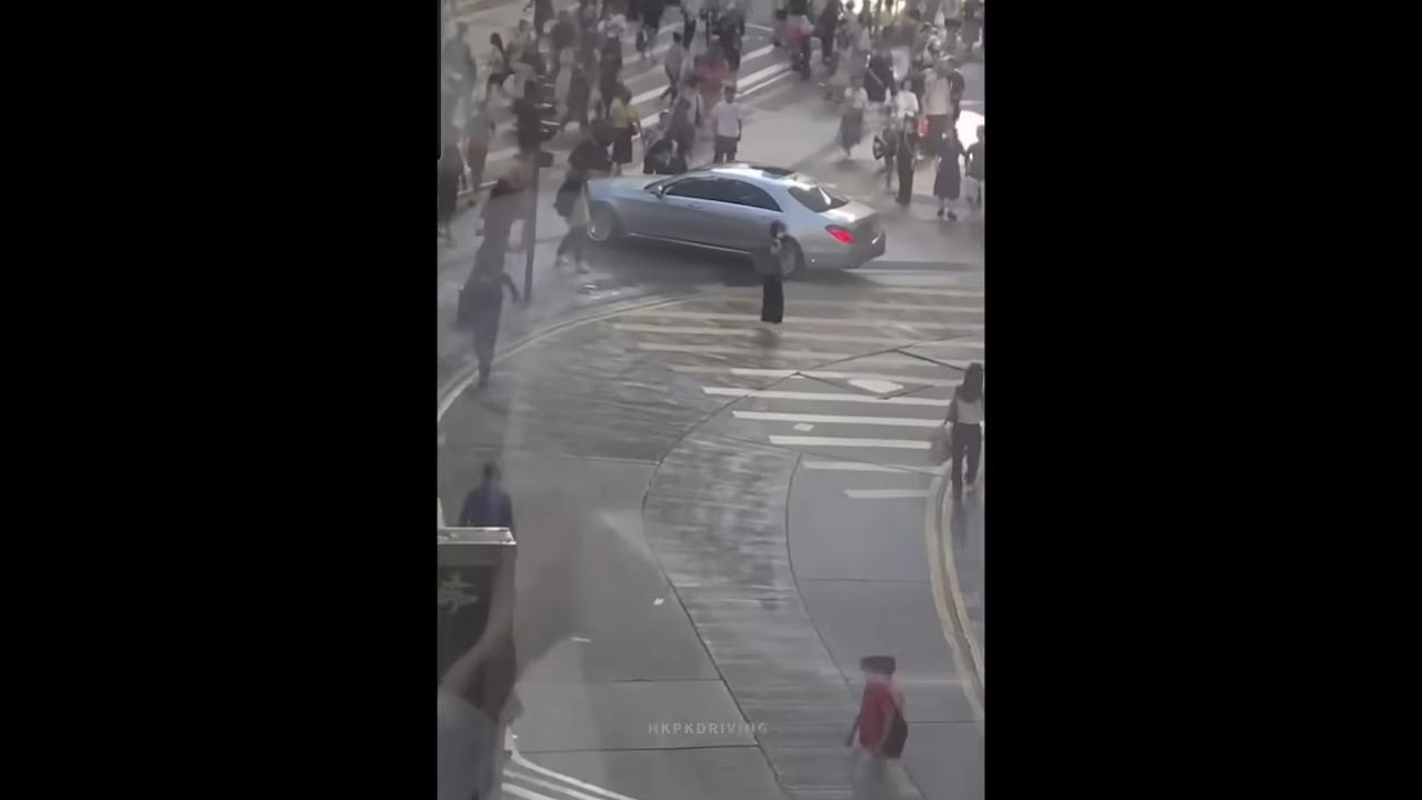 銅鑼灣私家車想「走捷徑」SOGO外剷行人路(車Cam特警截圖)