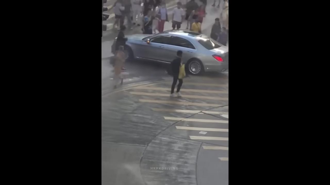 銅鑼灣私家車想「走捷徑」SOGO外剷行人路(車Cam特警截圖)