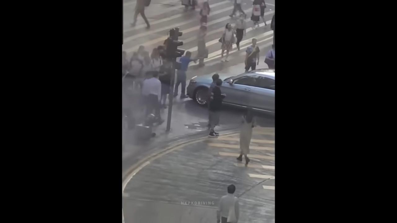 銅鑼灣私家車想「走捷徑」SOGO外剷行人路,藍衫男途人霸氣企車頭擊退(車Cam特警截圖)