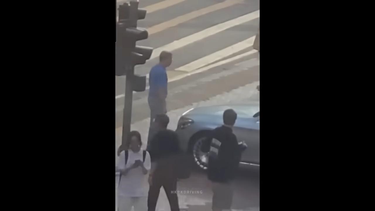 銅鑼灣私家車想「走捷徑」SOGO外剷行人路,藍衫男途人霸氣企車頭擊退(車Cam特警截圖)
