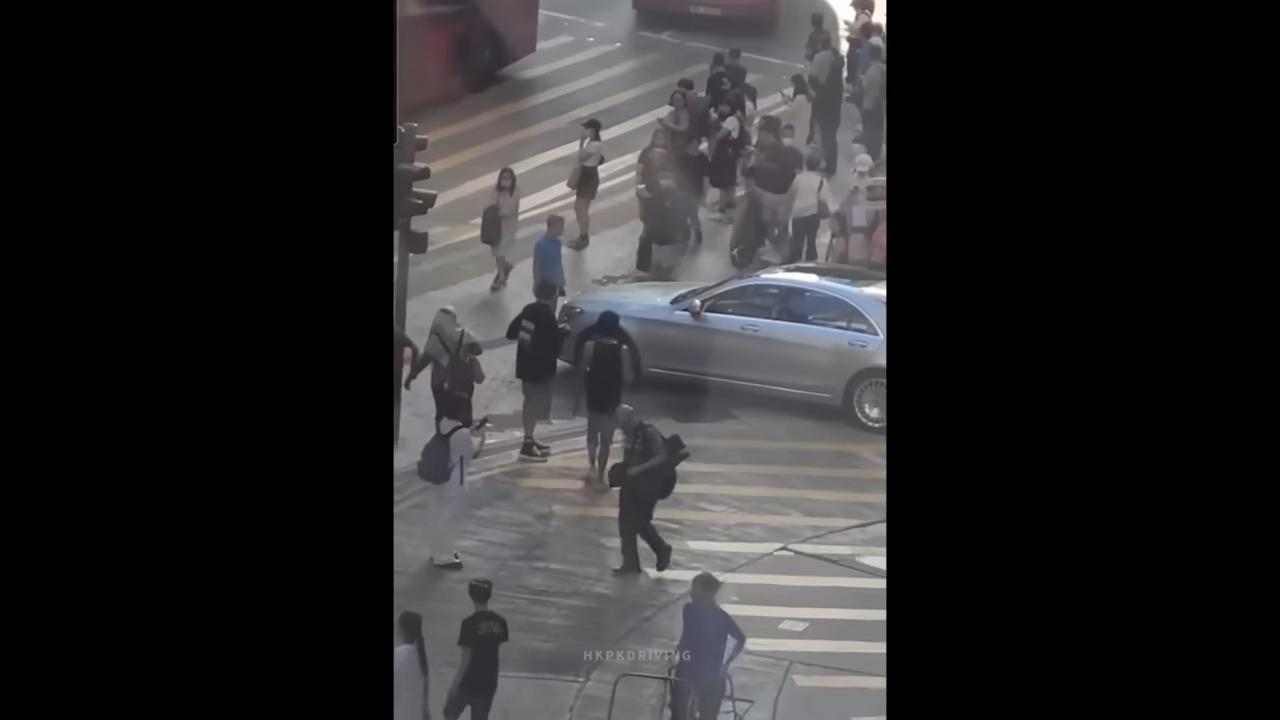 銅鑼灣私家車想「走捷徑」SOGO外剷行人路,藍衫男途人霸氣企車頭擊退(車Cam特警截圖)