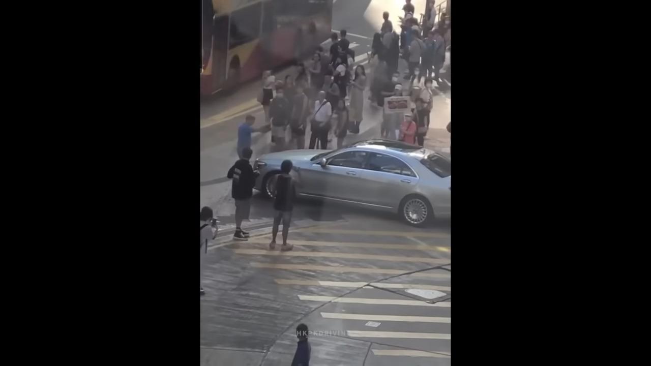 銅鑼灣私家車想「走捷徑」SOGO外剷行人路,藍衫男途人霸氣企車頭擊退(車Cam特警截圖)