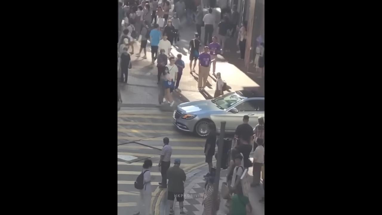 銅鑼灣私家車想「走捷徑」SOGO外剷行人路(車Cam特警截圖)