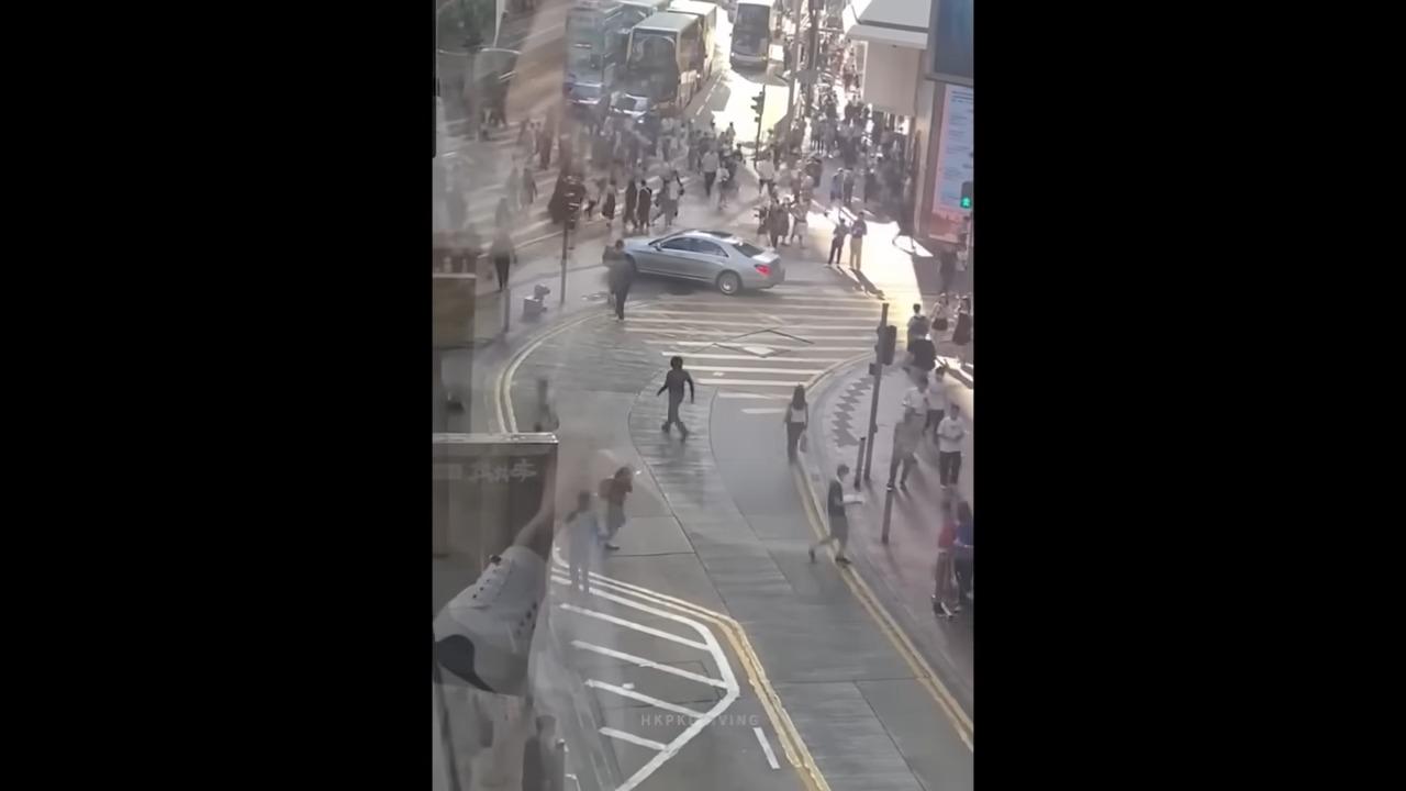 銅鑼灣私家車想「走捷徑」SOGO外剷行人路(車Cam特警截圖)