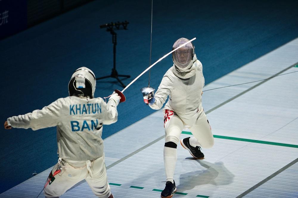 香港女子佩劍團體擊敗孟加拉。(港協暨奧委會圖片)
