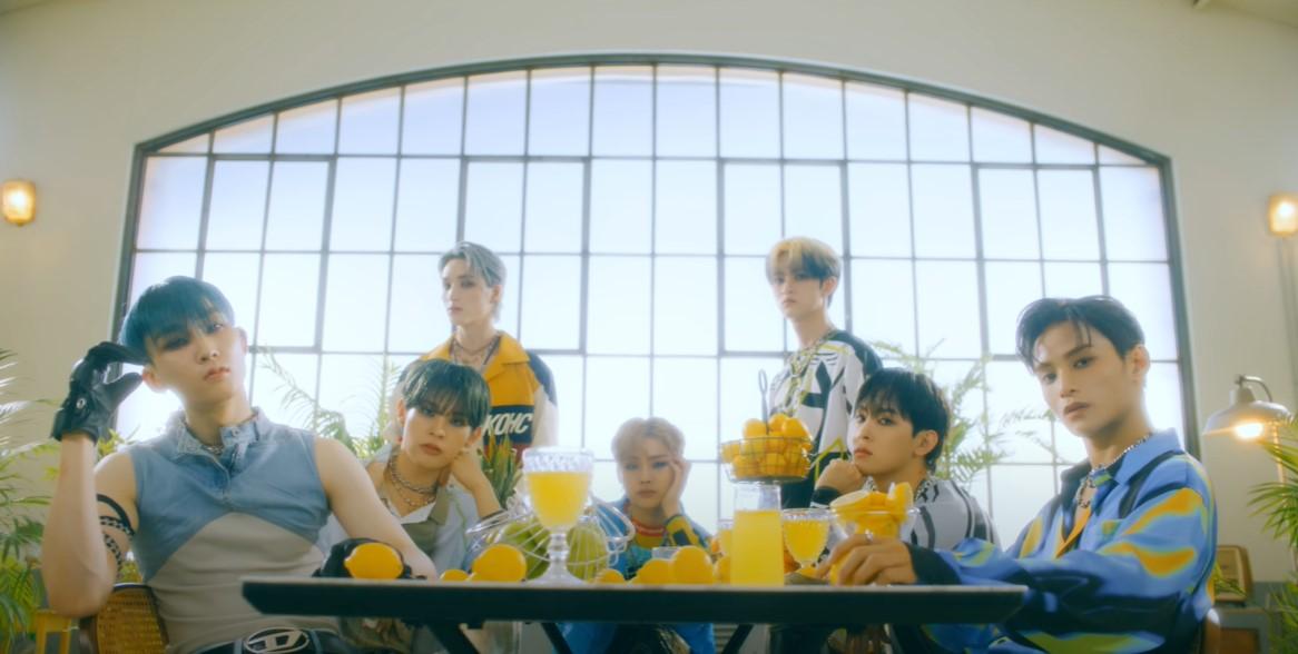 XODIAC於《LEMONADE》MV中的服飾充滿色彩。