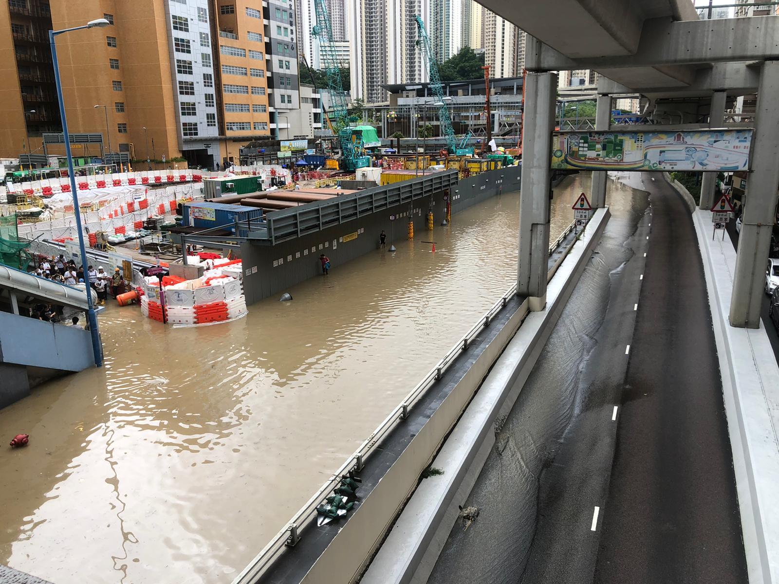 觀塘港鐵站一帶水浸