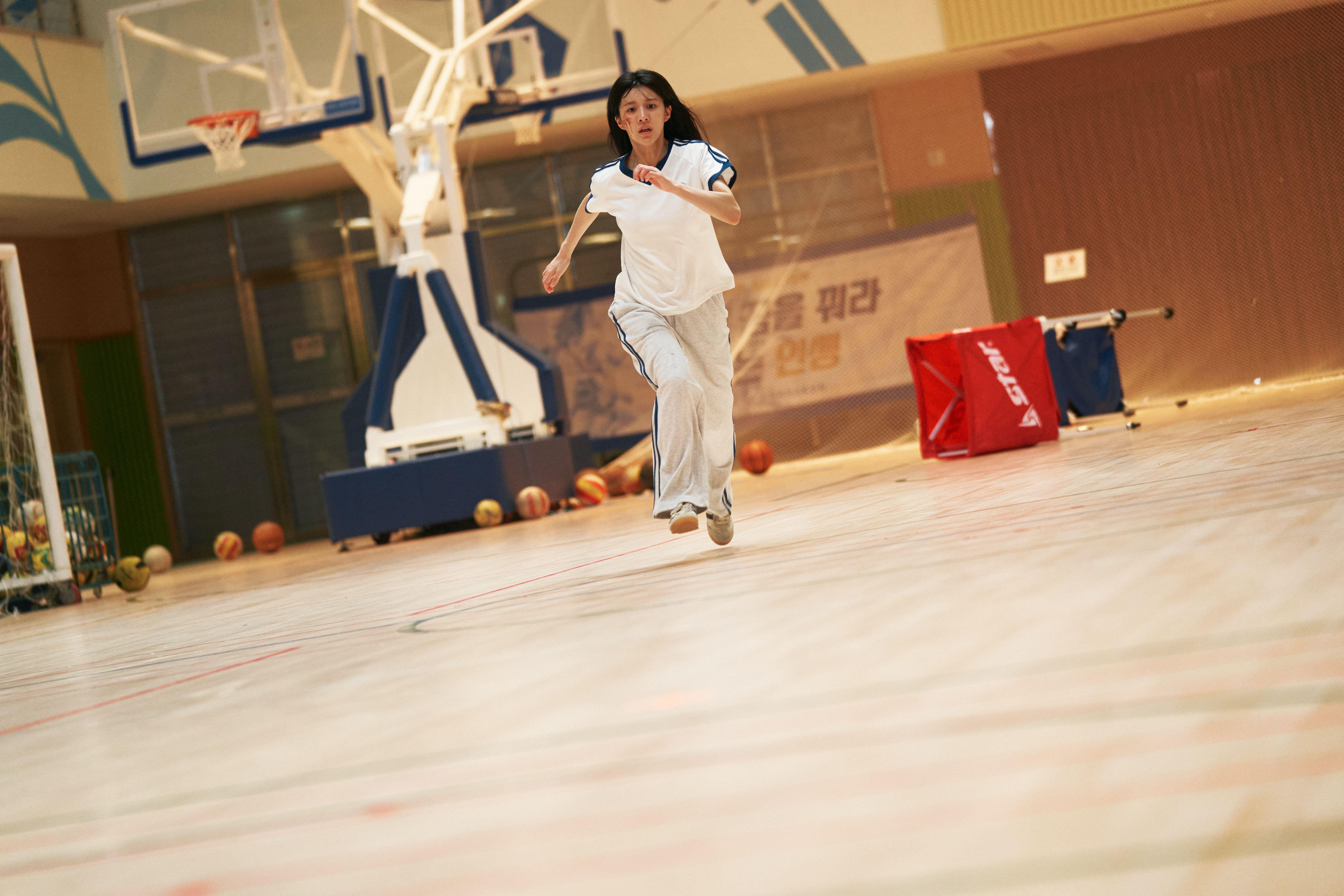 高允貞由Model轉型成為演員,今年靠《Moving超異能族》得以爆紅。