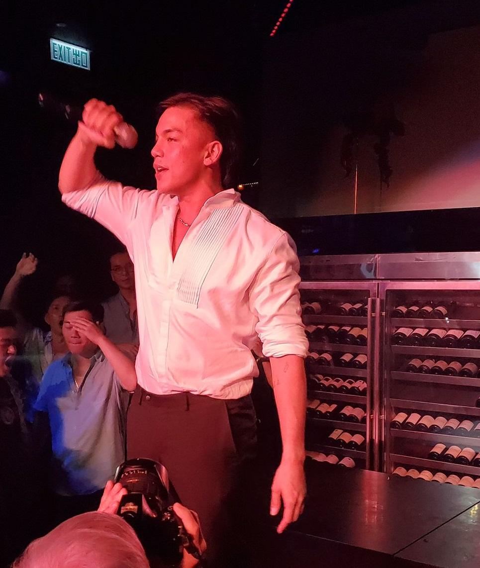 Alex Diaz拉隊到中環的閉幕派對,更站台表演。